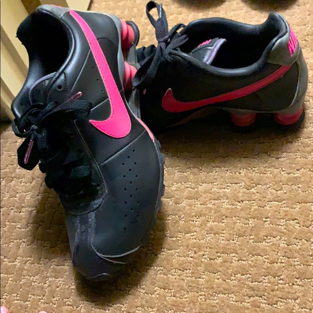 Tennis shoes